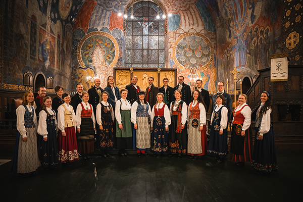 Kammerkoret Aurum i bunad i Ålesund kirke